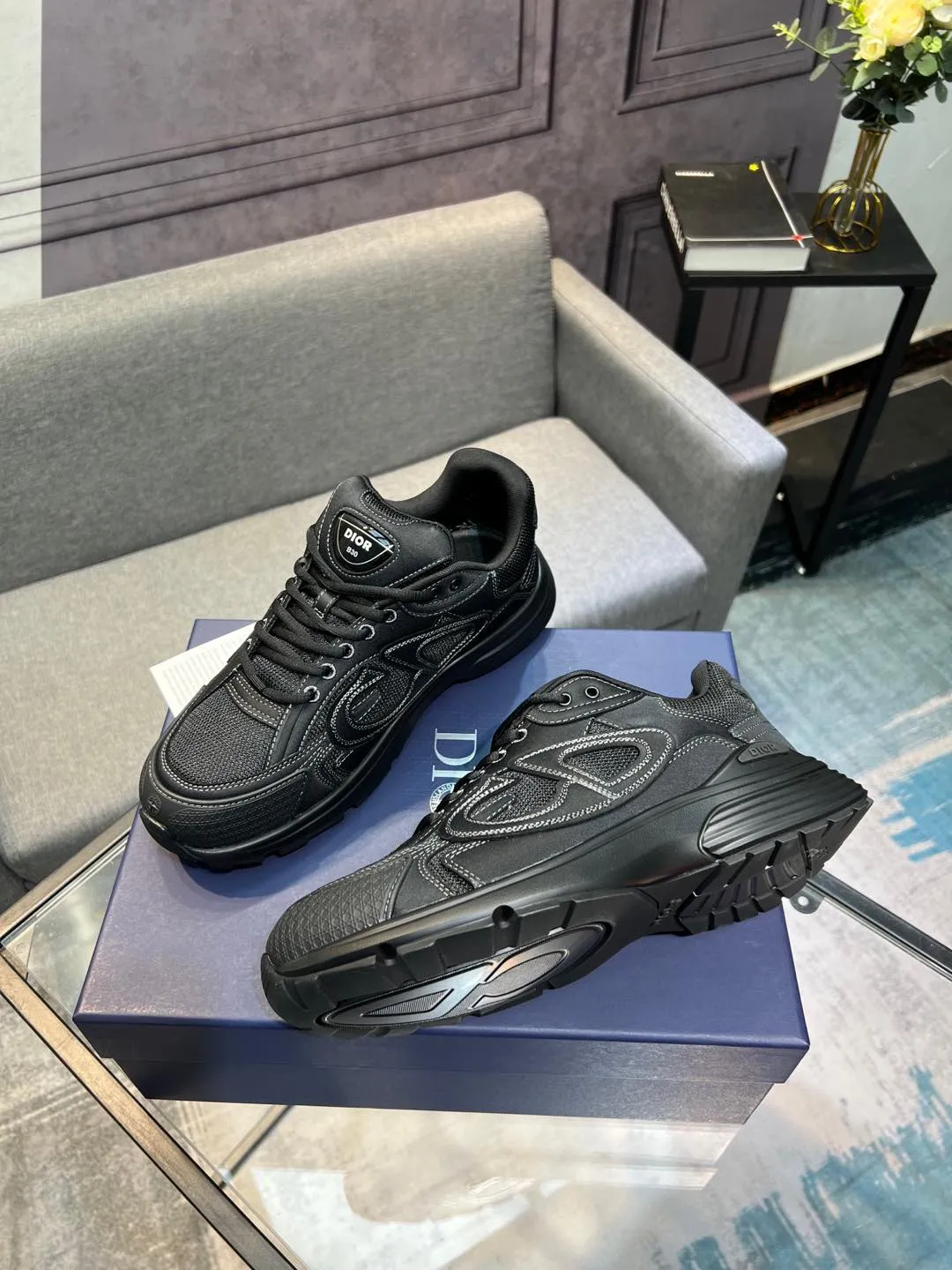 Men's shoes 💰600 high version joint model 🍸 Dior Dior The Island co-branded B30 sneakers follow the trend of the retro market and are Dad Shoes style shoes. The Dior logo on the tongue also indicates that this pair of shoes is the B30 model! B30 uses fine-textured leather and mesh cloth materials to form a shoe body. There are conspicuous letters CD on both sides of the shoe body to indicate the identity. Many lines on the shoe body outline the details, making the shoes look less monotonous and full of retro flavor. ♺ Upper: Original customized technical fabric + mesh ♺ Inner lining: Original customized breathable lining ♺ Outsole: Original molded IP foam + TPU outsole ♺ Heel height: 3.5cm ♺Code number: 39-44 (45 46 customized)